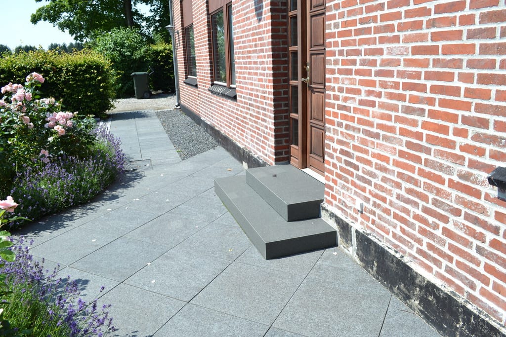 Granit trappe, 60*60 cm fliser og sorte skærver