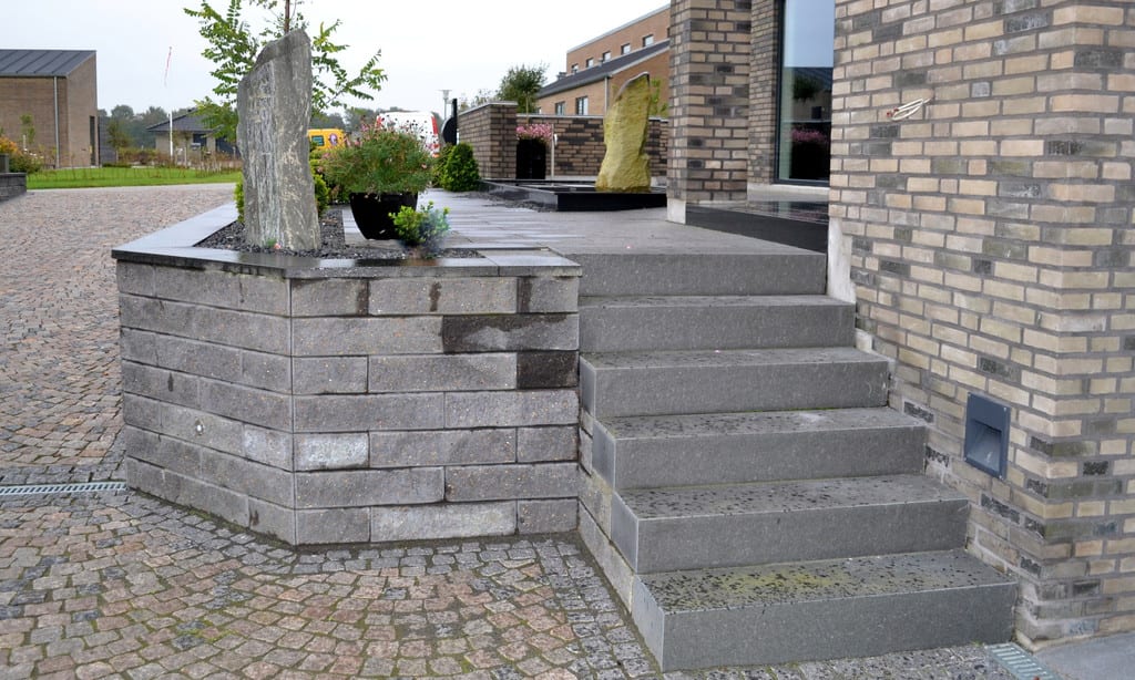 Granit trappe og støttemur