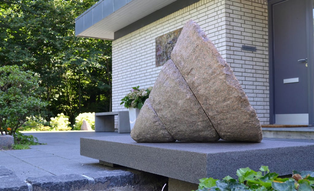 Granit plade med skulptur
