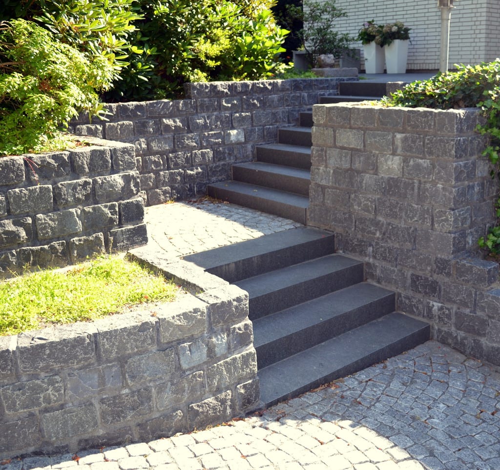 Granit trappe og repos med granit fliser