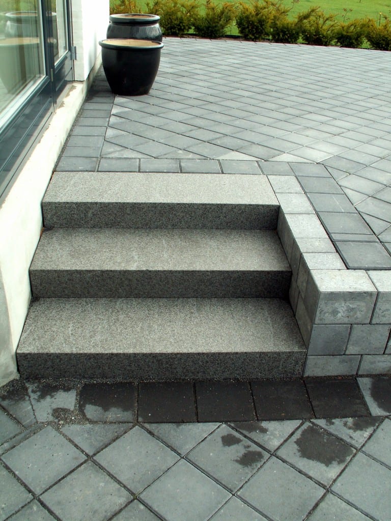 Granit trin i sort bassalt med beton fliser
